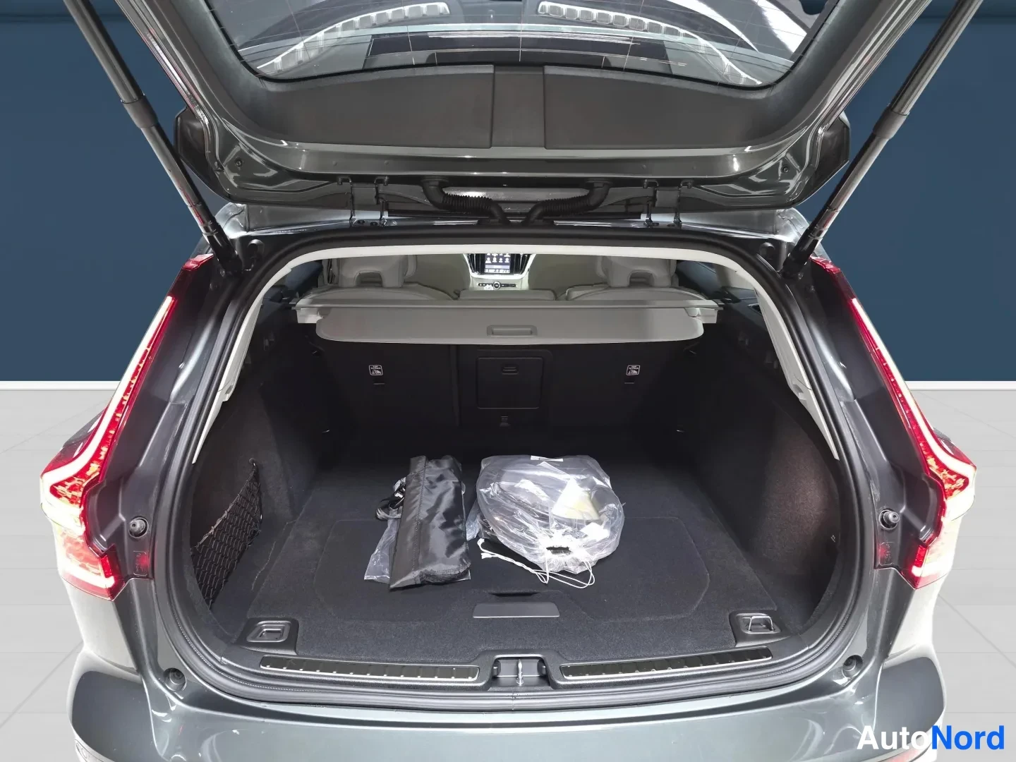 Vihreä Volvo V60 2026, tavaratila, kuva 13