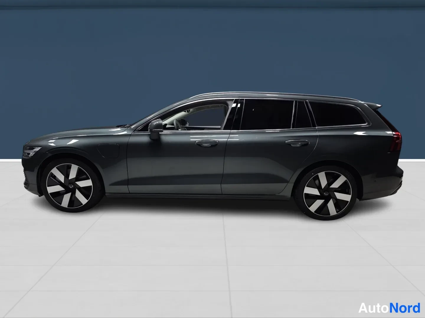 Vihreä Volvo V60 2026, etuviisto, keula vasemmalle, kuva 2