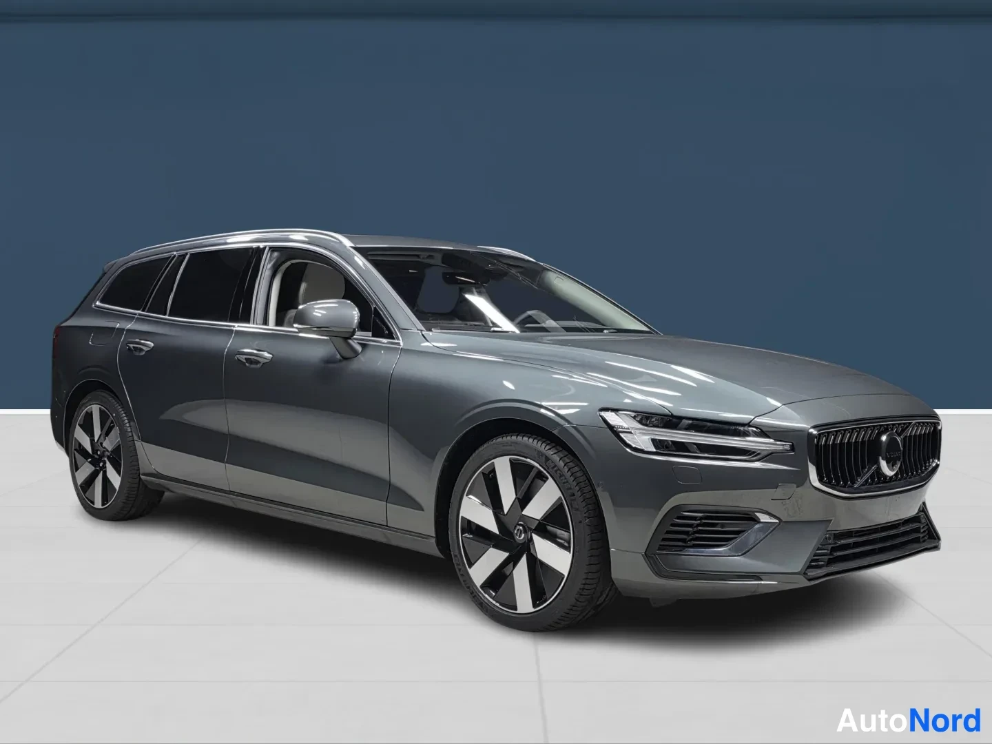 Vihreä Volvo V60 2026, etuviisto, keula oikealle, kuva 3