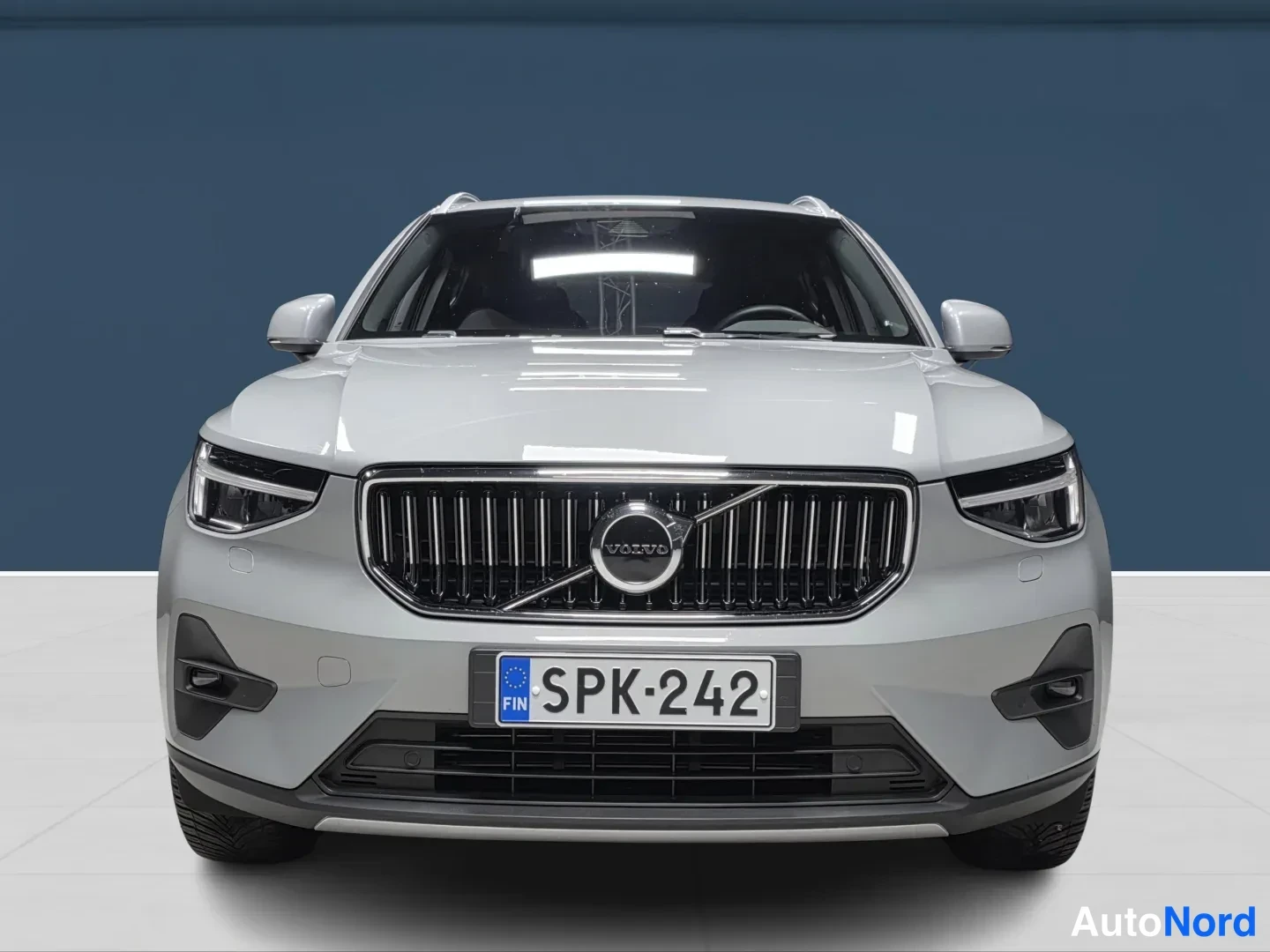 Harmaa Volvo XC40 2024, edestä, kuva 3