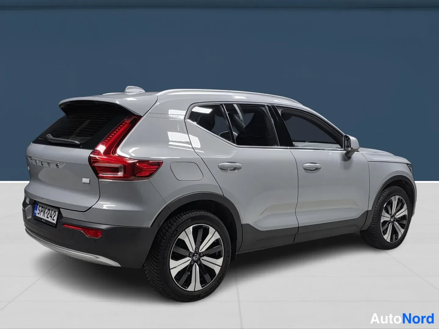 Harmaa Volvo XC40 2024, takaviisto, kuva 5