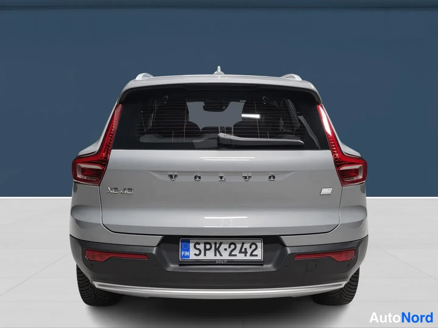 Harmaa Volvo XC40 2024, takaa, kuva 6