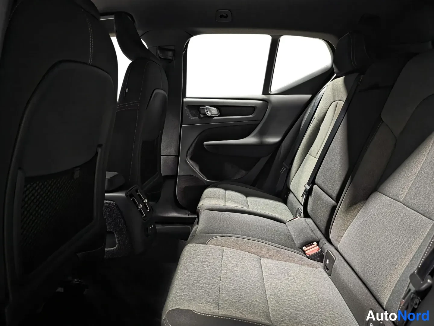 Harmaa Volvo XC40 2024, kuva 13