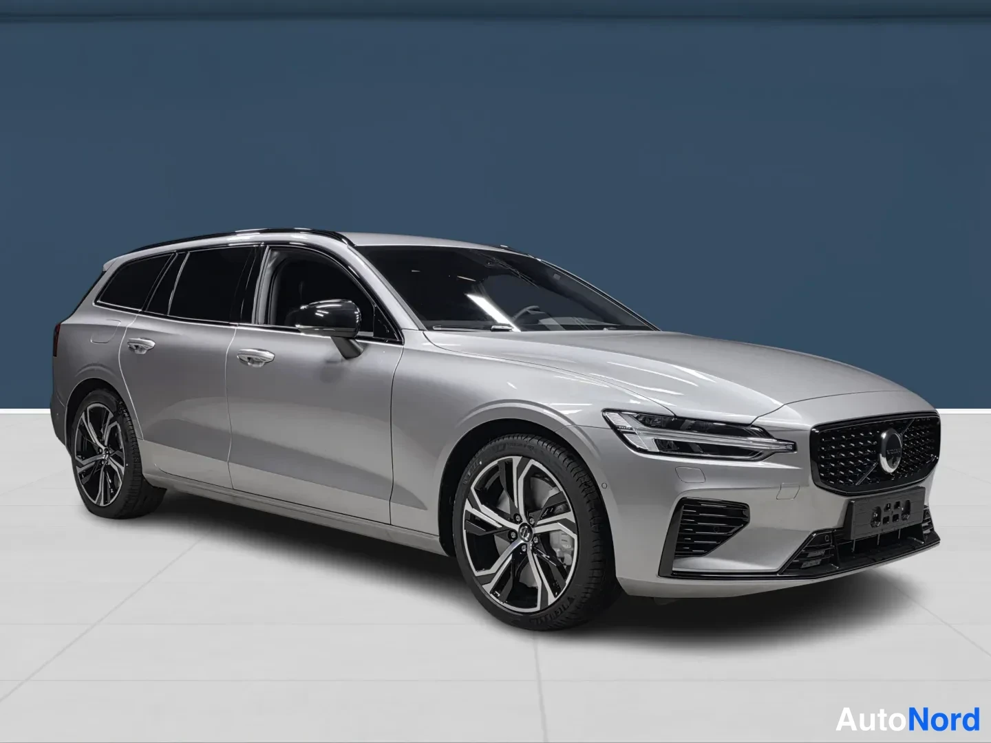 Hopea Volvo V60 2026, etuviisto, keula oikealle, kuva 2