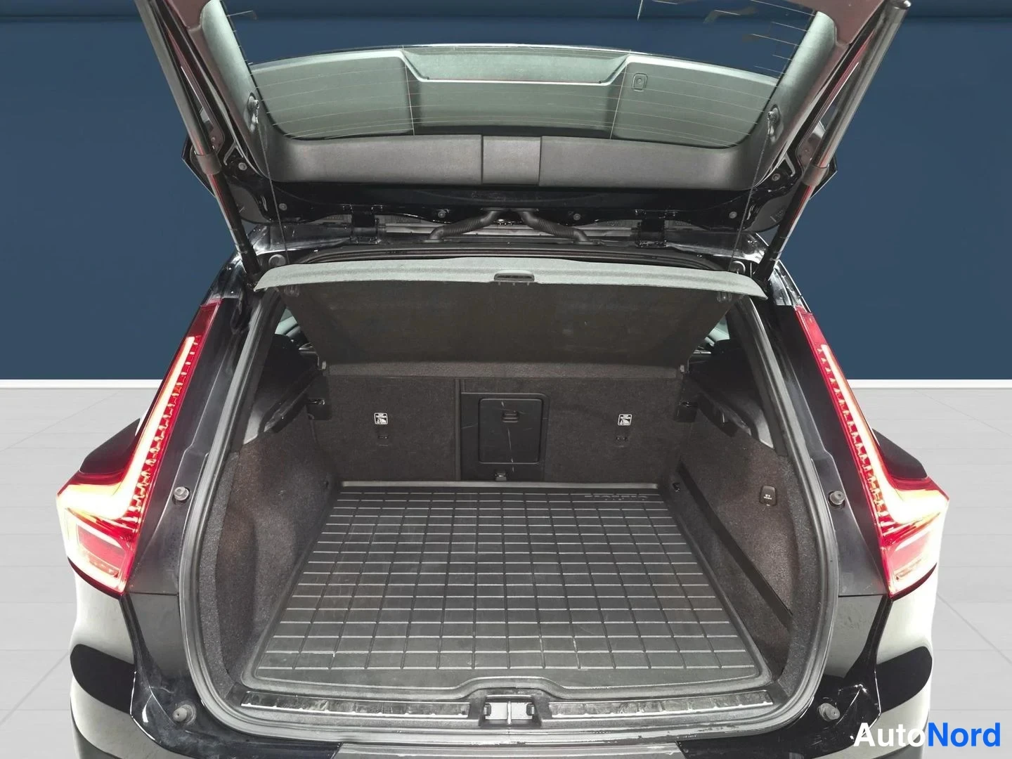 Musta Volvo XC40 2021, tavaratila, kuva 15