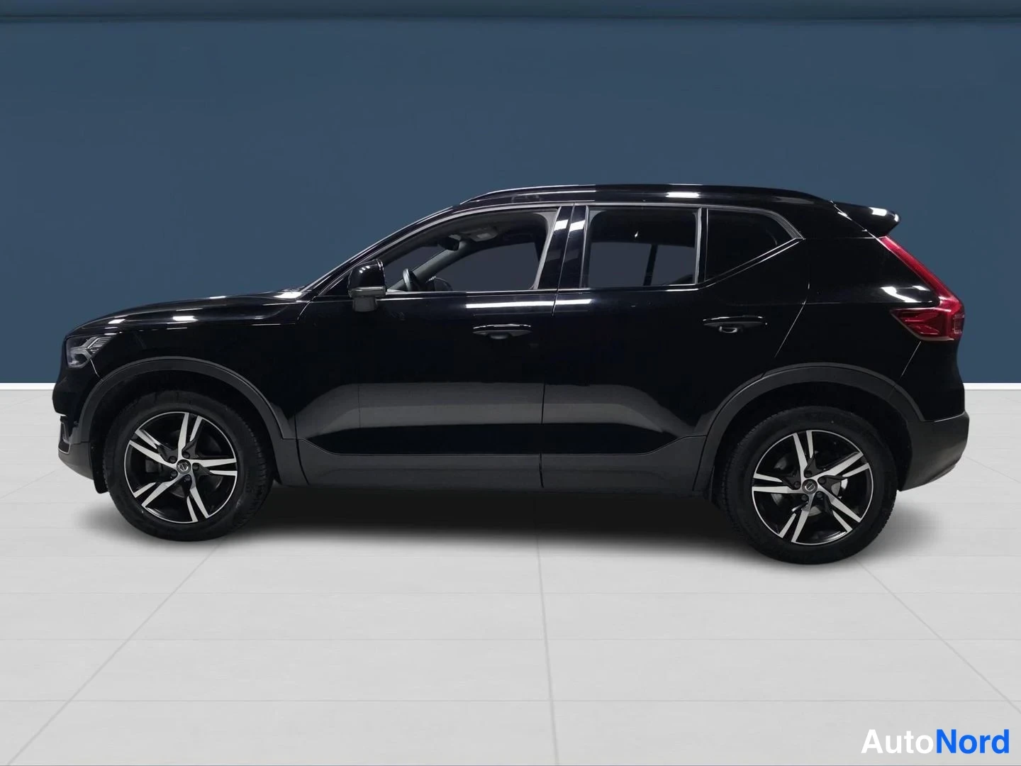 Musta Volvo XC40 2021, etuviisto, keula vasemmalle, kuva 2