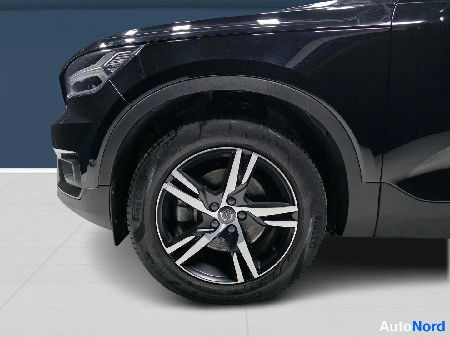 Musta Volvo XC40 2021, etuviisto, keula vasemmalle, kuva 3