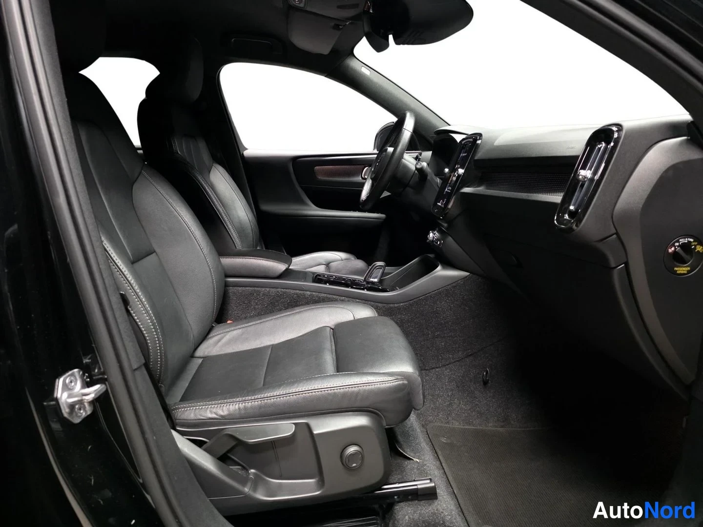 Musta Volvo XC40 2021, etuistuimet, kuva 13