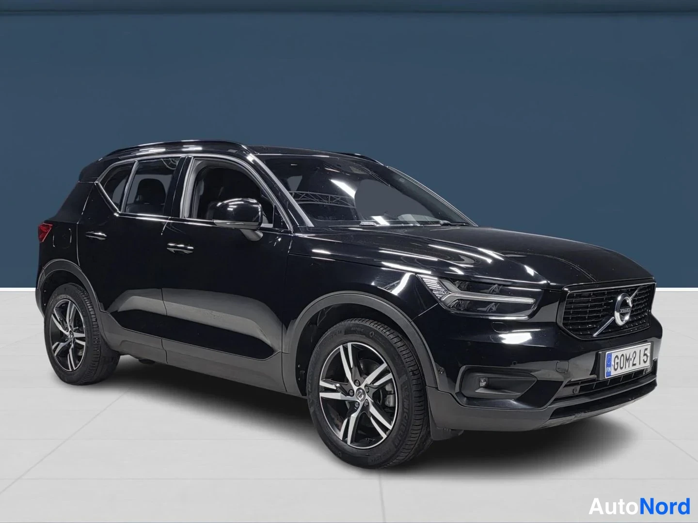 Musta Volvo XC40 2021, etuviisto, keula oikealle, kuva 4