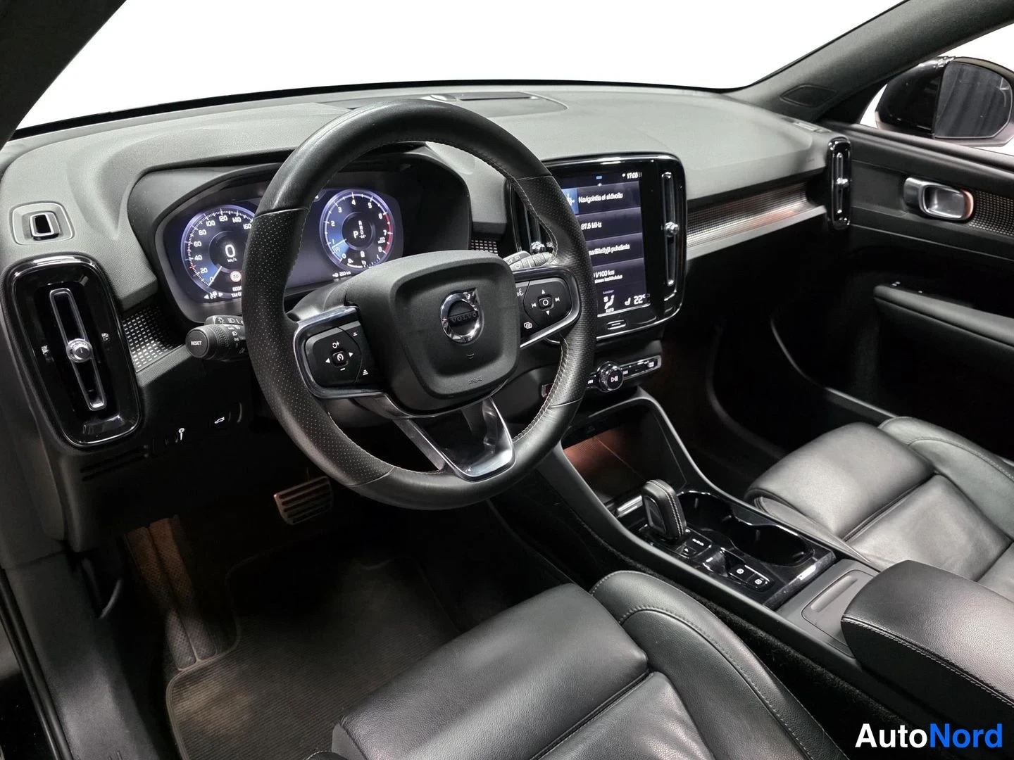 Musta Volvo XC40 2021, ohjaamo, kuva 9