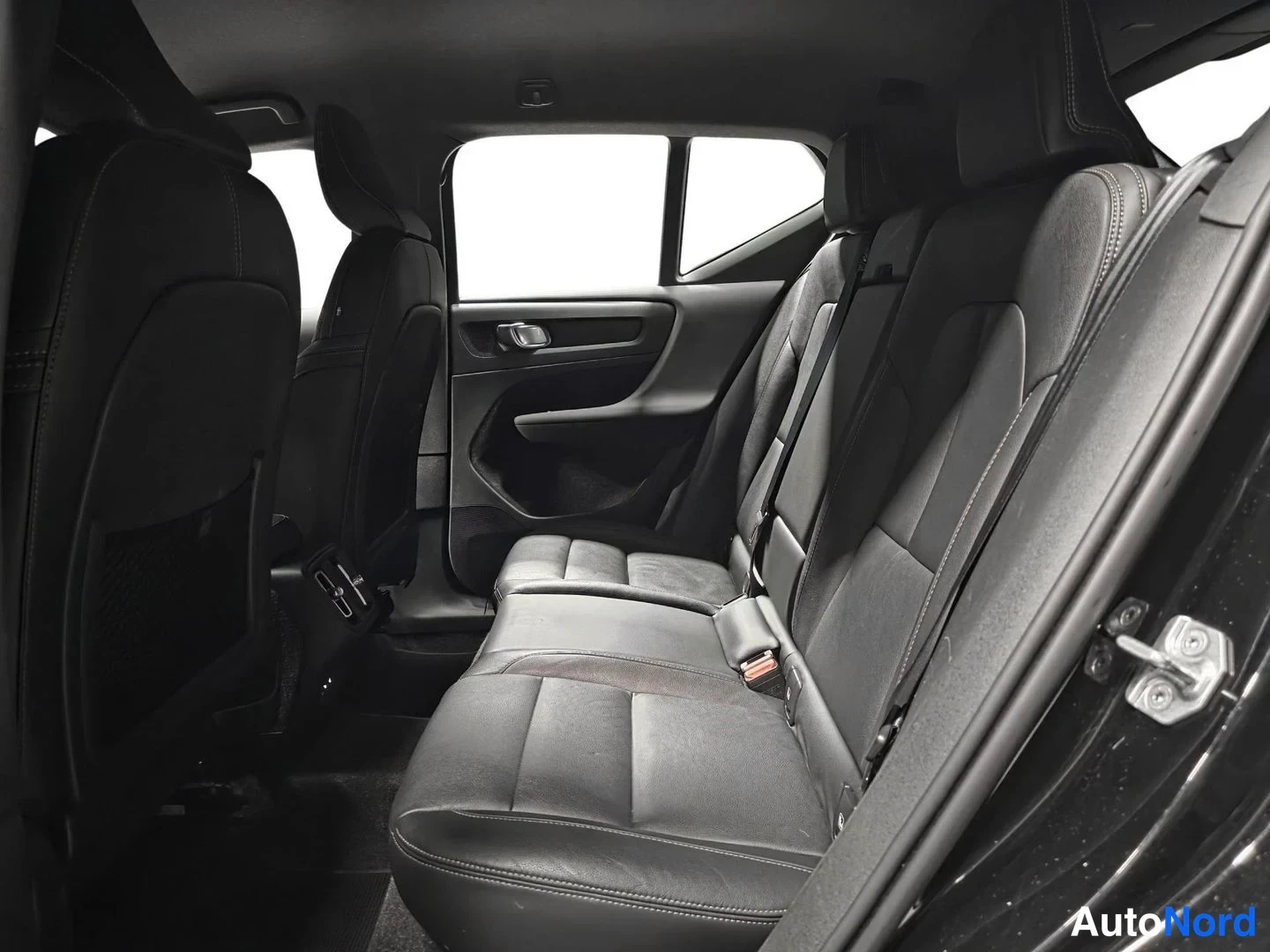 Musta Volvo XC40 2021, takaistuimet, kuva 14