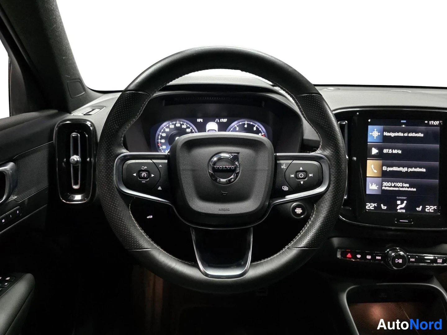Musta Volvo XC40 2021, ohjaamo, kuva 10