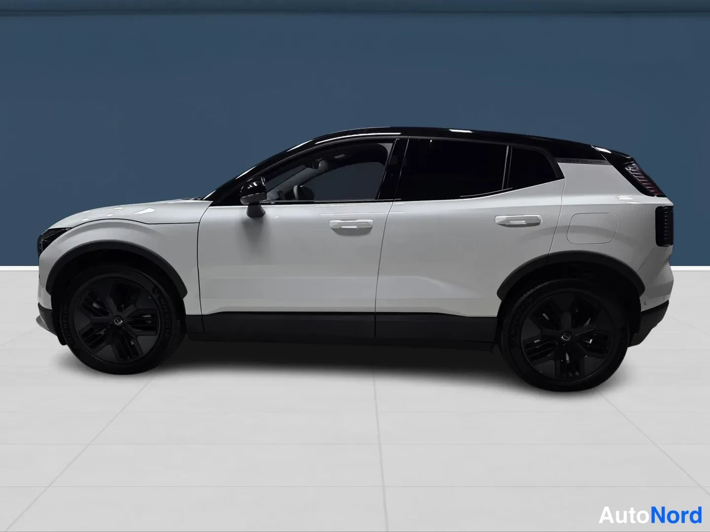 Valkoinen Volvo EX30 Cross Country 2026, sivulta, kuva 4
