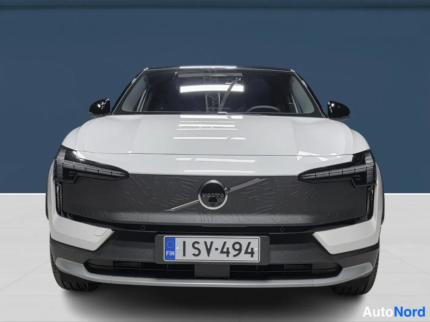 Valkoinen Volvo EX30 Cross Country 2026, edestä, kuva 3