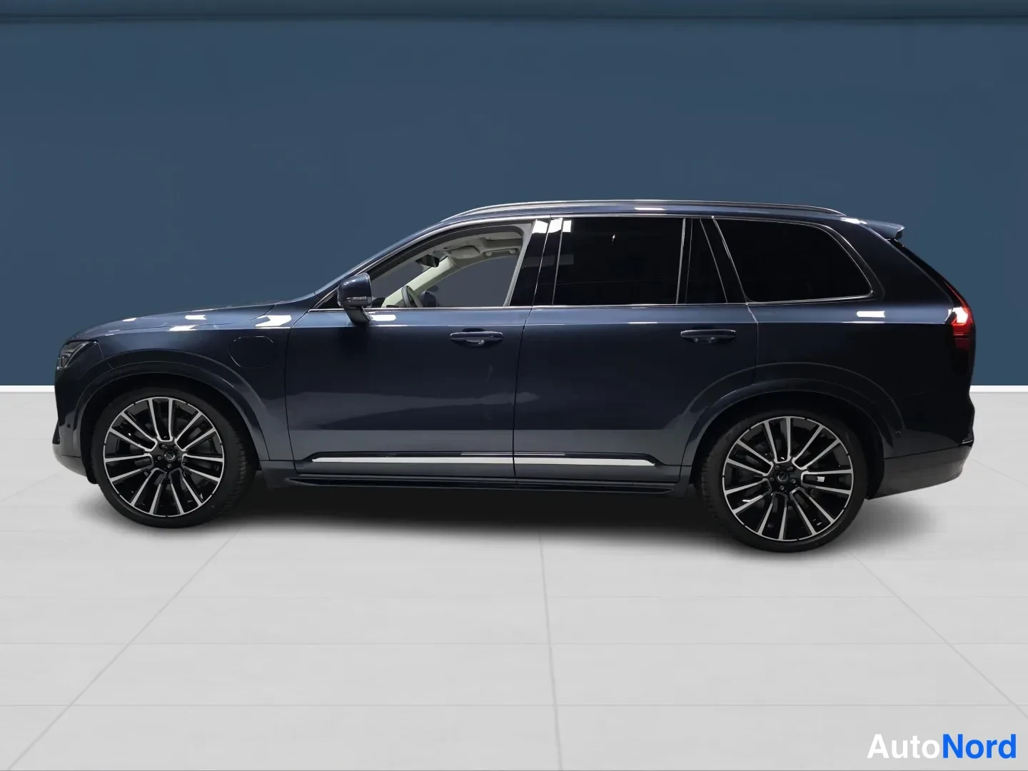Sininen Volvo XC90 2026, sivulta, kuva 5