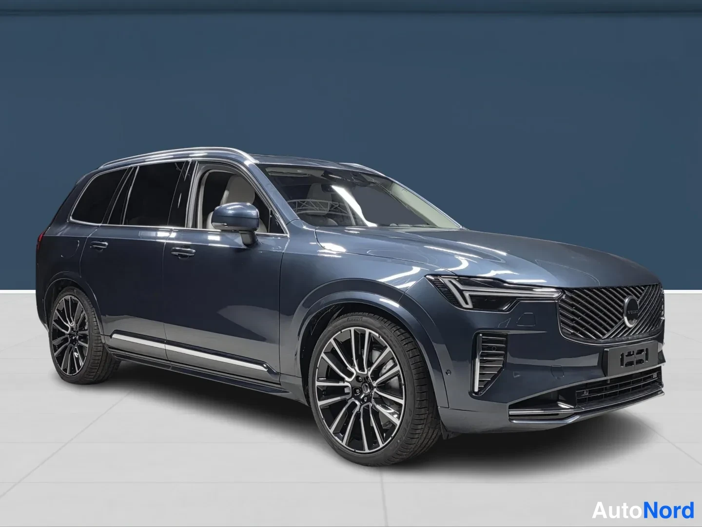 Sininen Volvo XC90 2026, etuviisto, keula oikealle, kuva 3