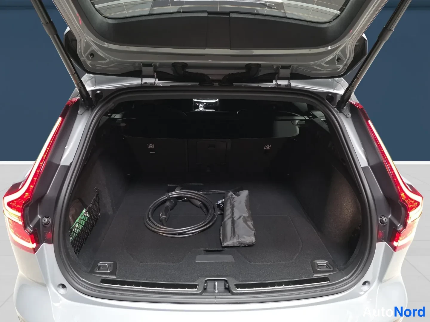 Grå Volvo V60 2026, bakifrån, bild 7