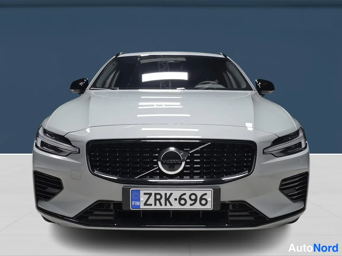 Grå Volvo V60 2026, framifrån, bild 3