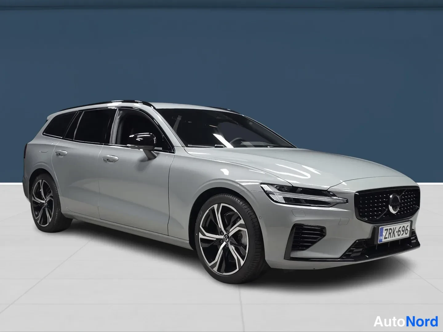 Grå Volvo V60 2026, snett framifrån, fronten åt höger, bild 2