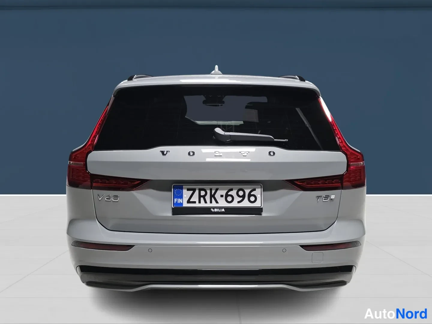 Grå Volvo V60 2026, bakifrån, bild 6