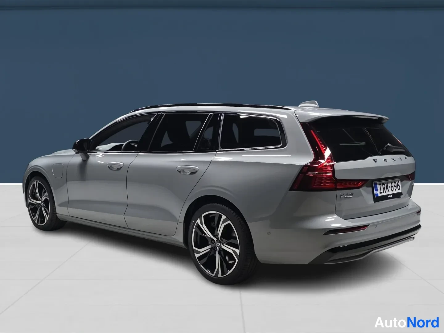 Grå Volvo V60 2026, snett bakifrån, bild 5
