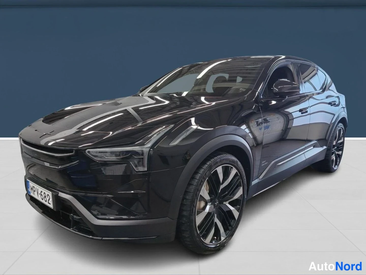 Black Polestar 3 2024, front three-quarter, nose to the left, photo 2