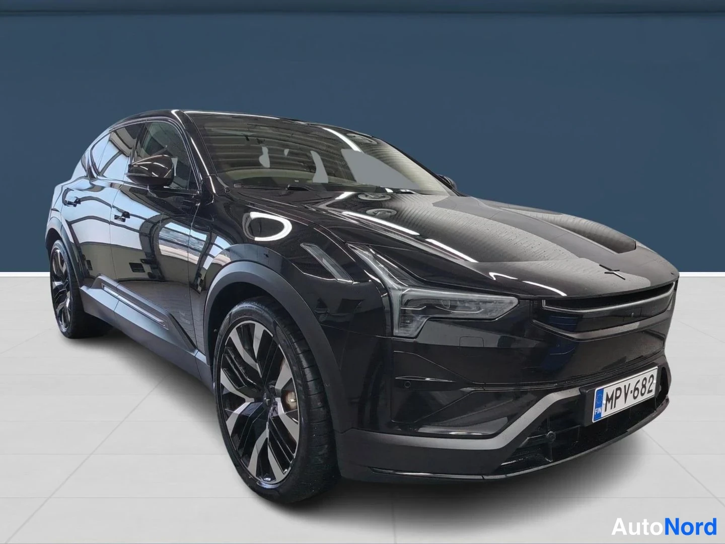 Black Polestar 3 2024, front three-quarter, nose to the right, photo 3