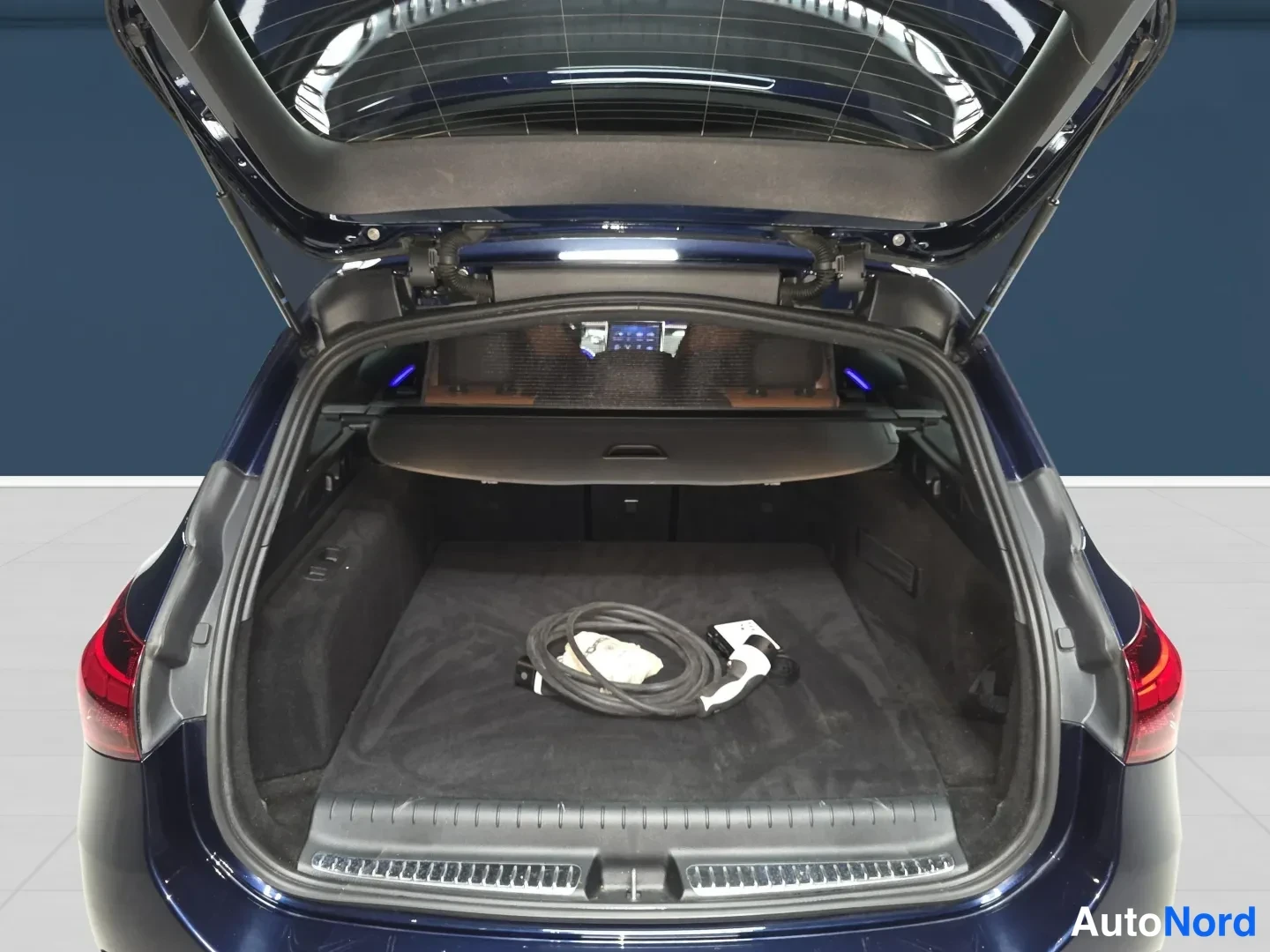 Sininen Mercedes-Benz C 2022, tavaratila, kuva 14
