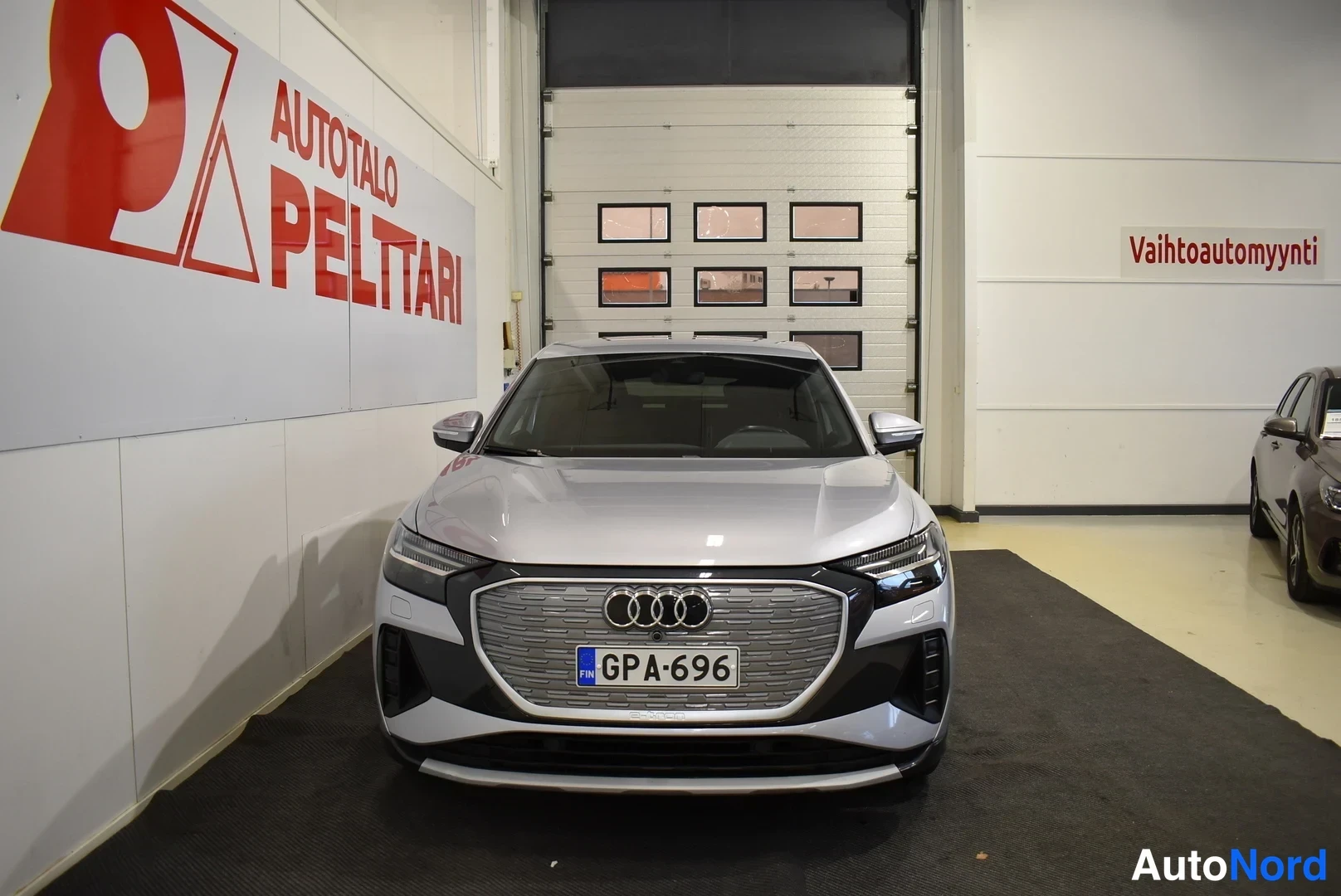 Harmaa Audi Q4 e-tron 2023, edestä, kuva 6