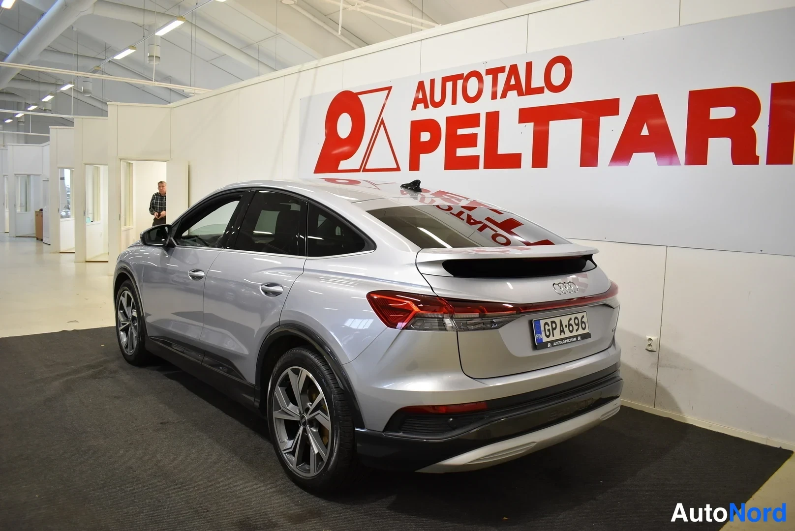 Harmaa Audi Q4 e-tron 2023, takaviisto, kuva 12