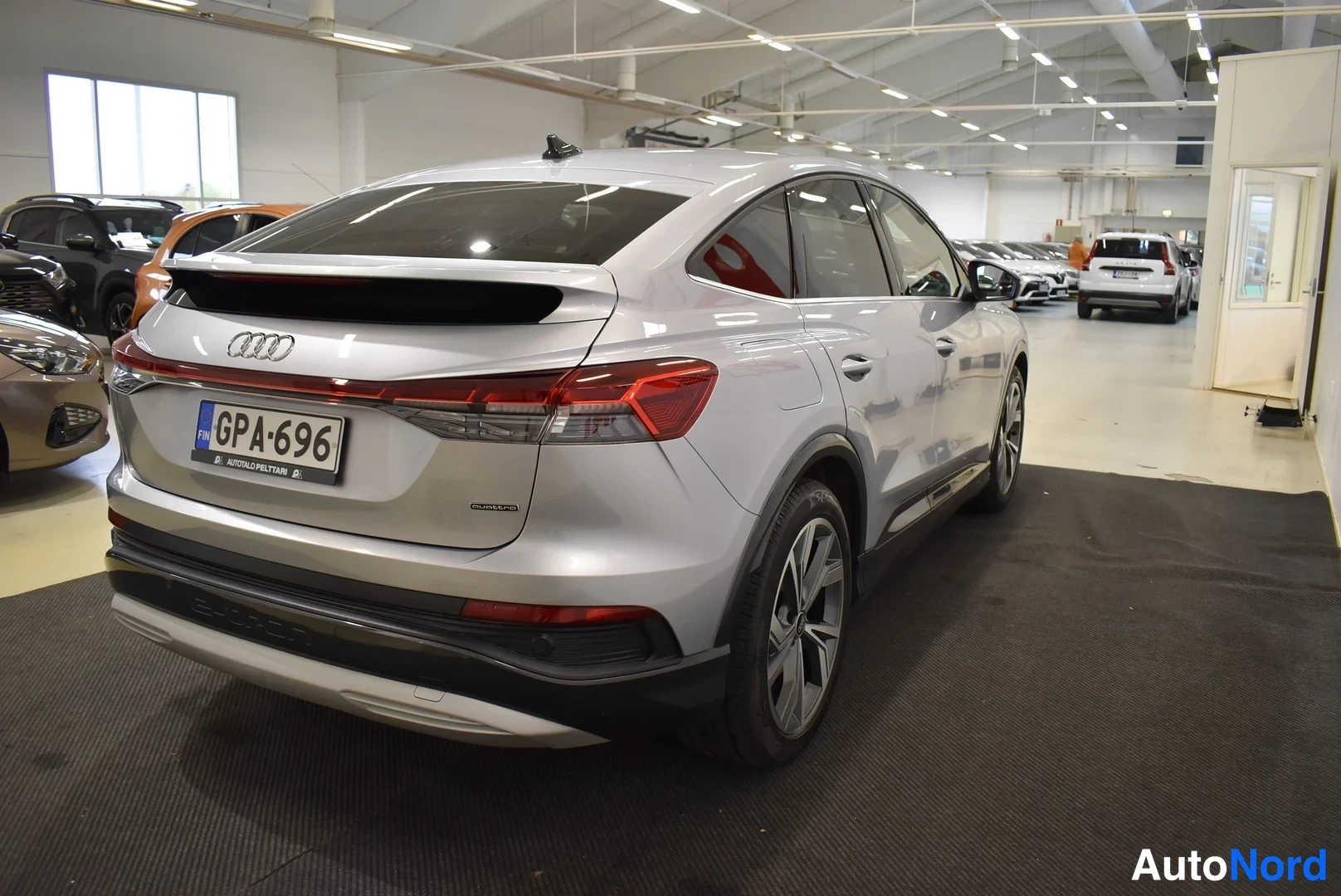 Harmaa Audi Q4 e-tron 2023, takaviisto, kuva 11