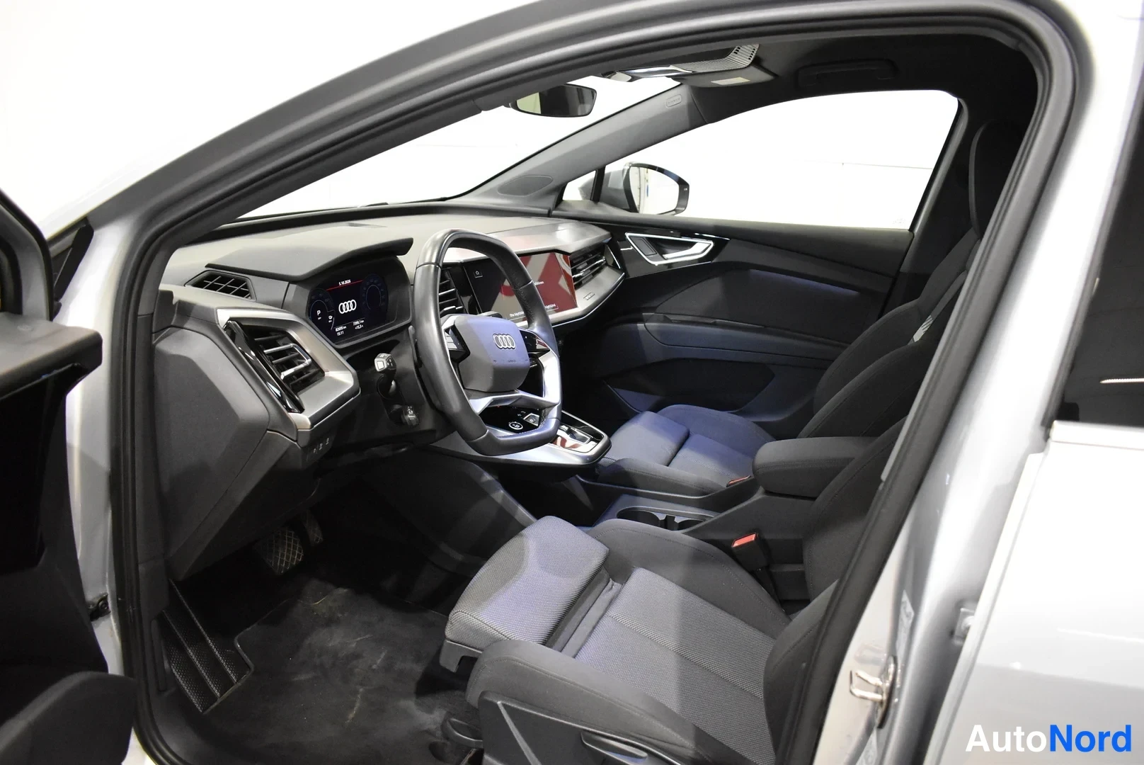 Harmaa Audi Q4 e-tron 2023, ohjaamo, kuva 13