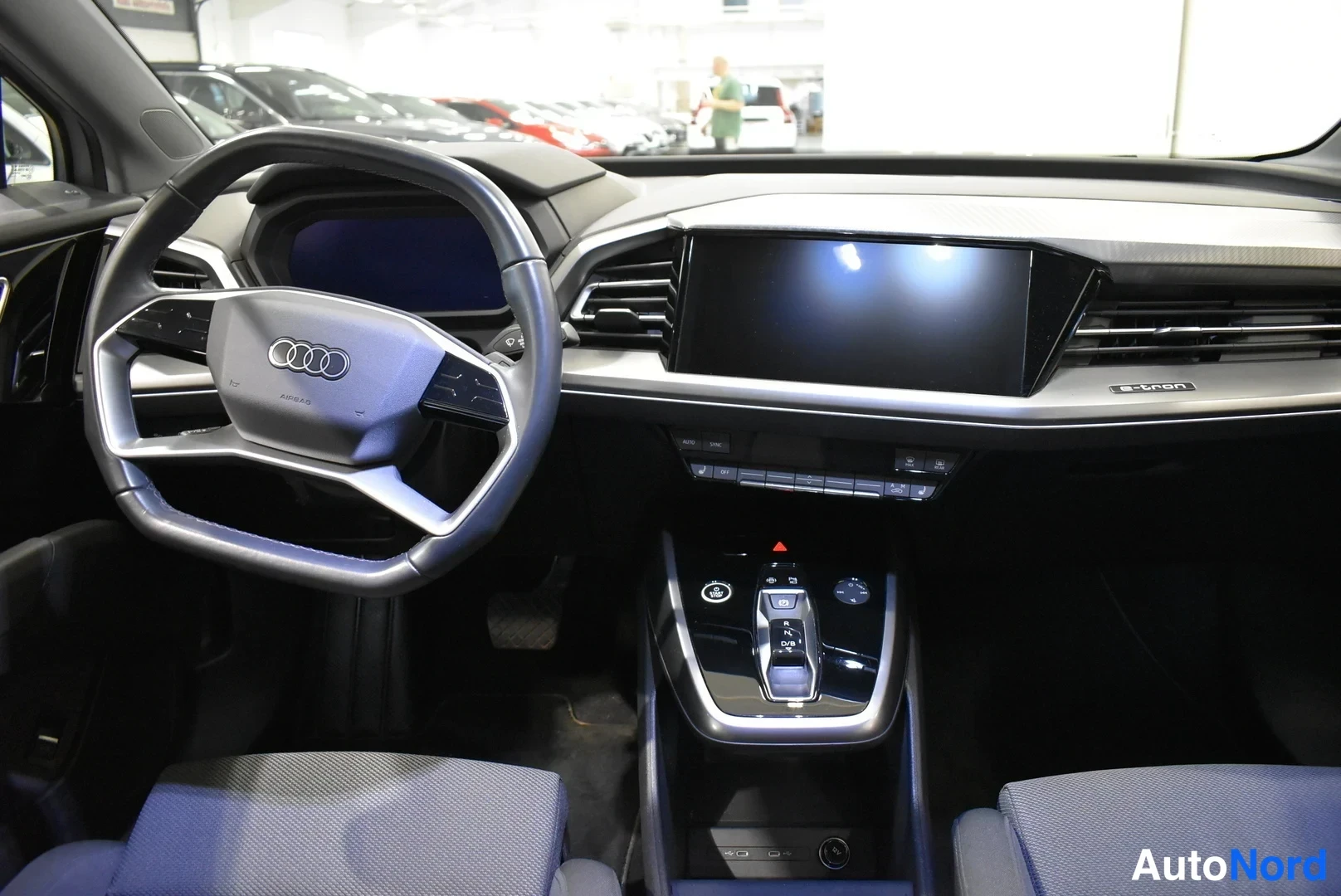 Harmaa Audi Q4 e-tron 2023, ohjaamo, kuva 15