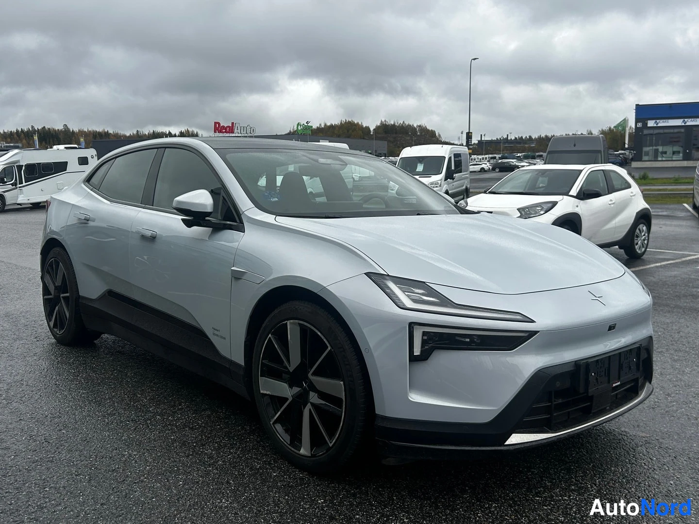 Hopea Polestar 4 2025, etuviisto, keula oikealle, kuva 2