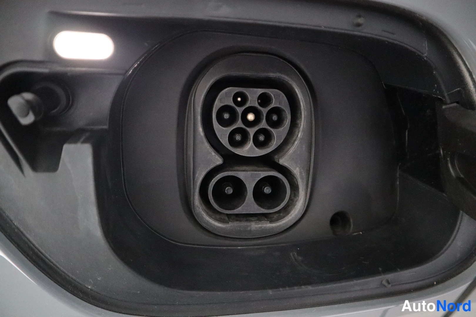 Harmaa Volkswagen ID.4 2022, yksityiskohta, kuva 18