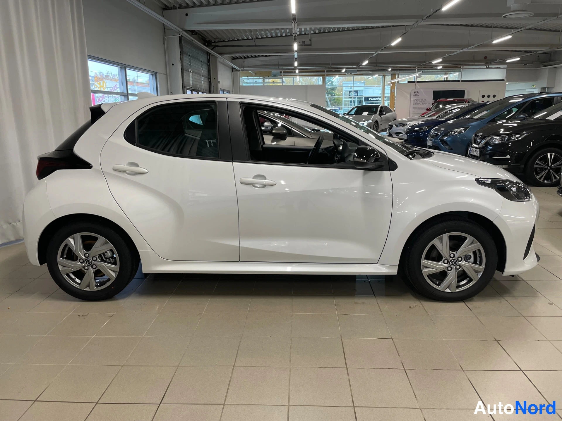 White Mazda Mazda2 Hybrid 2026, front three-quarter, nose to the right, photo 3