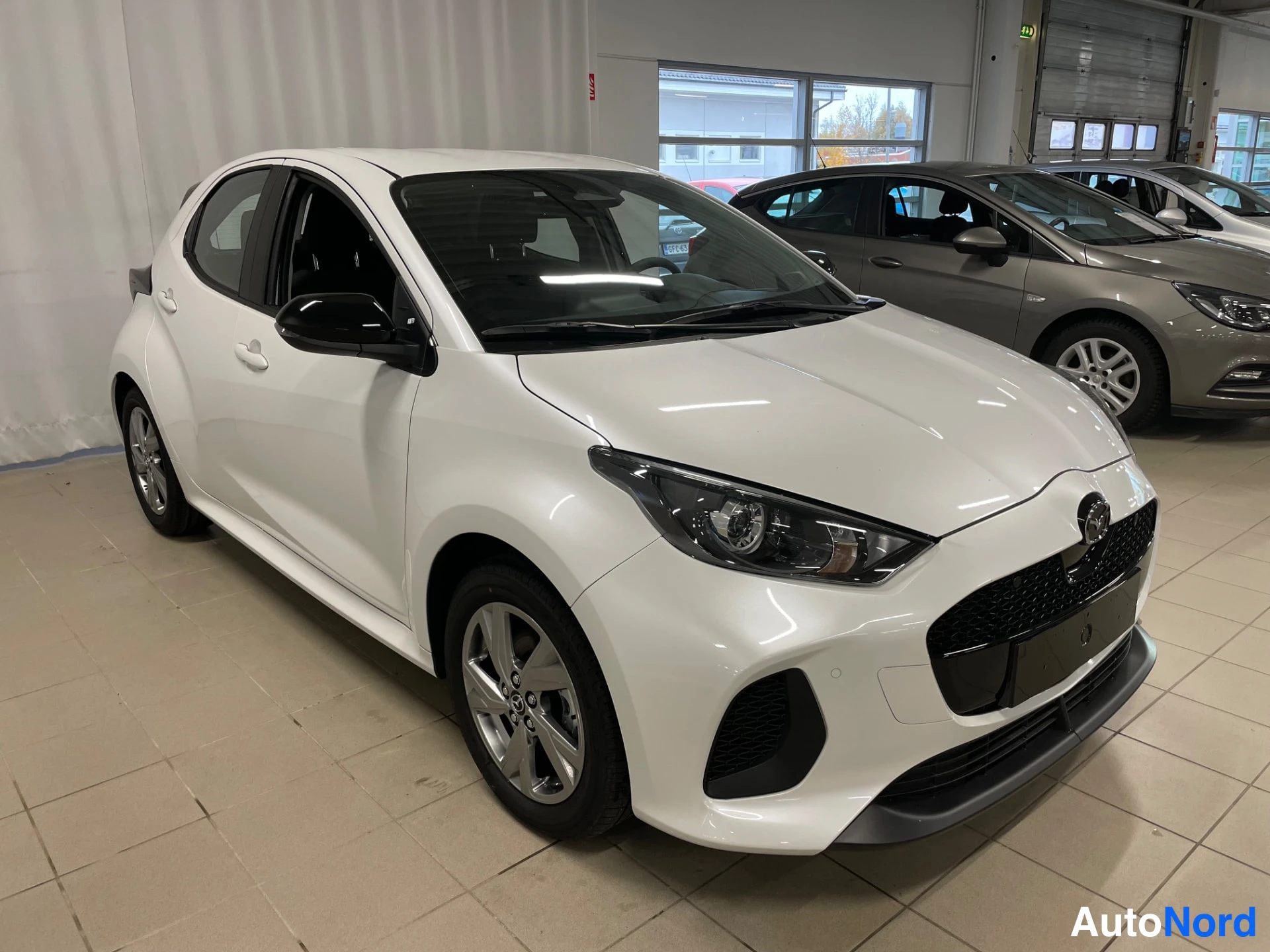 White Mazda Mazda2 Hybrid 2026, front three-quarter, nose to the right, photo 4