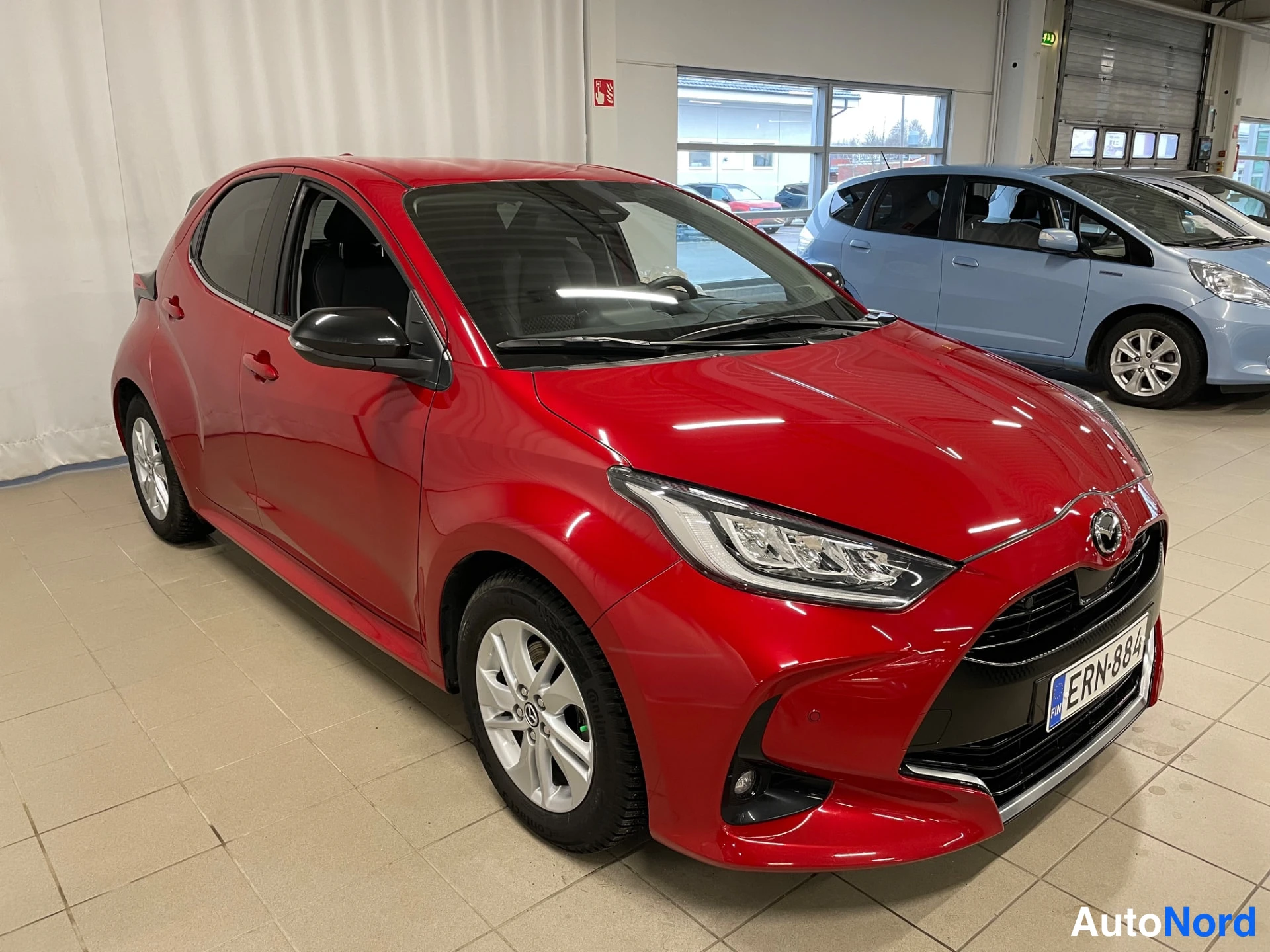 Red Mazda Mazda2 Hybrid 2023, front three-quarter, nose to the right, photo 2