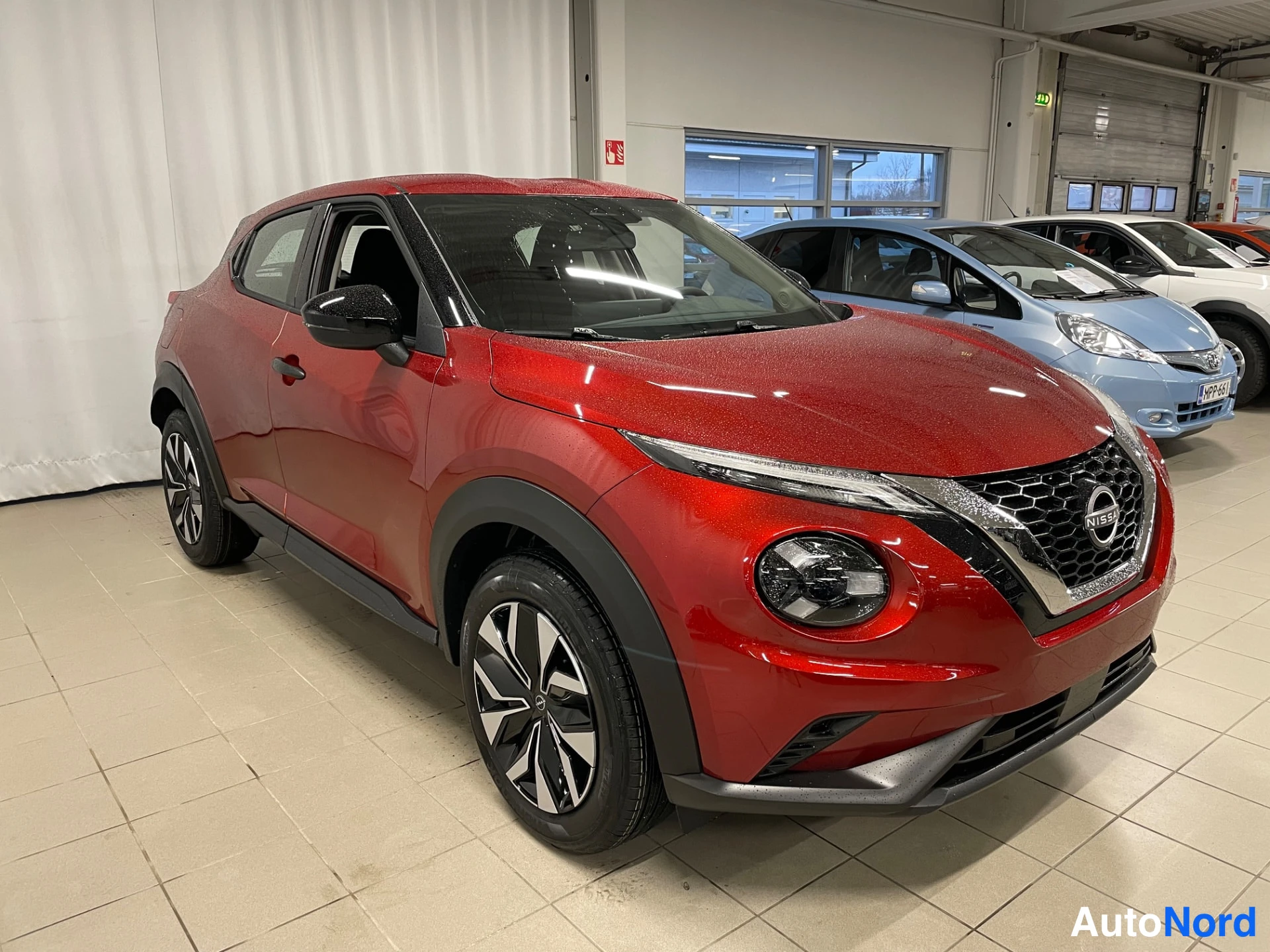 Red Nissan Juke 2026, front three-quarter, nose to the right, photo 4
