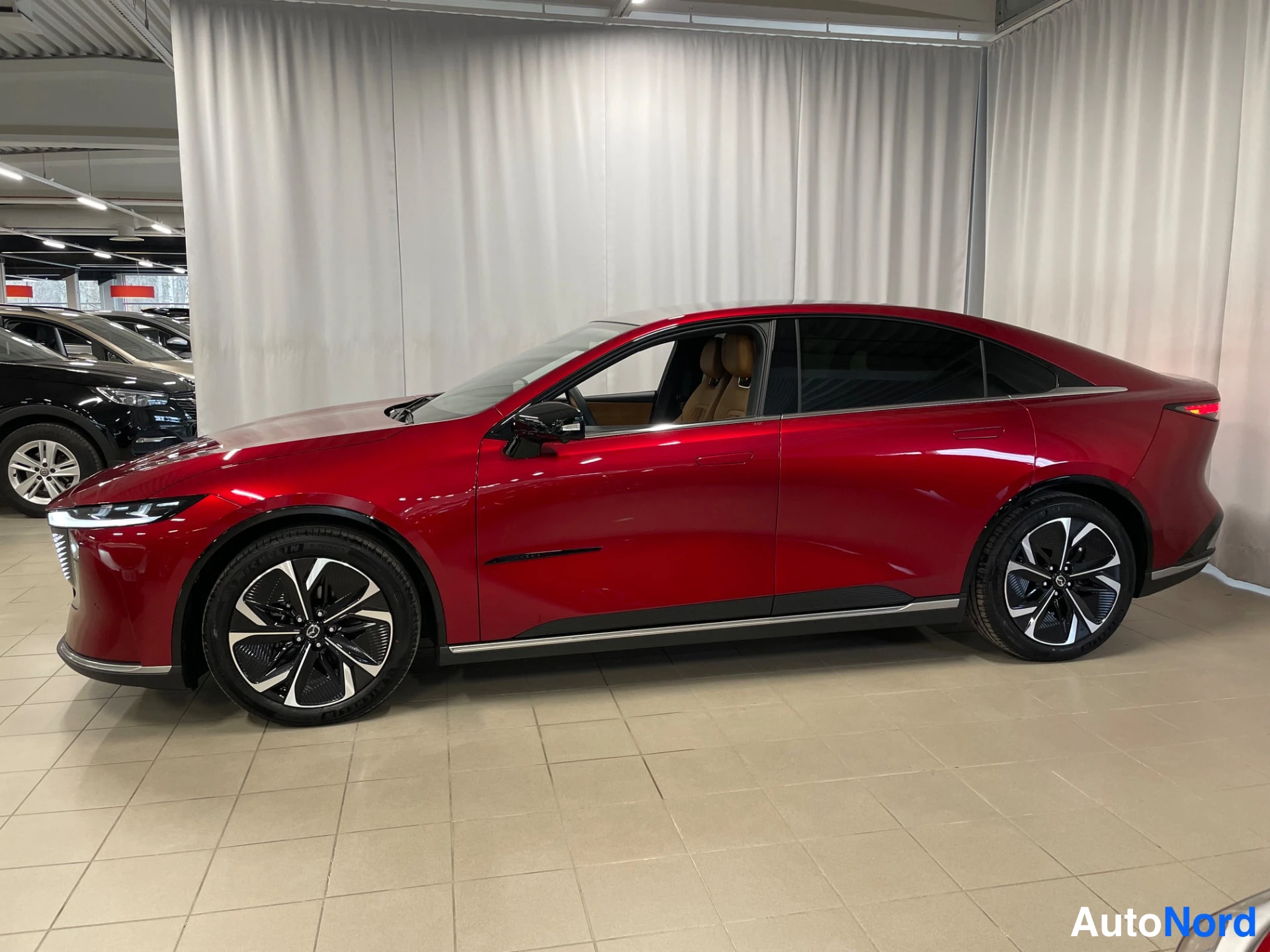 Punainen Mazda Mazda6e 2026, etuviisto, keula vasemmalle, kuva 2