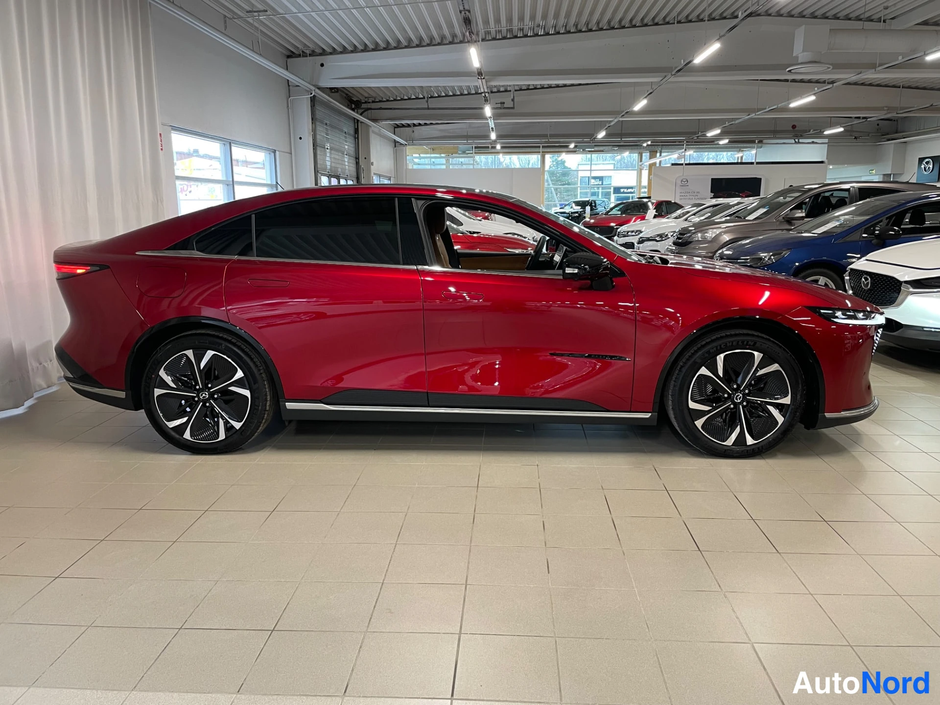 Punainen Mazda Mazda6e 2026, sivulta, kuva 5