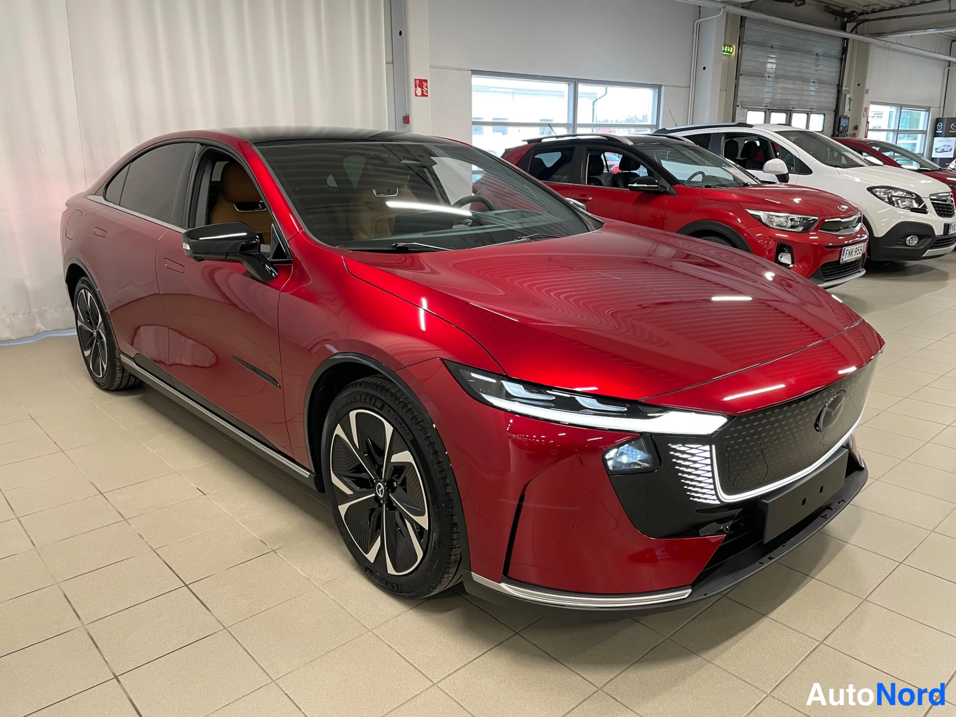Punainen Mazda Mazda6e 2026, etuviisto, keula oikealle, kuva 3