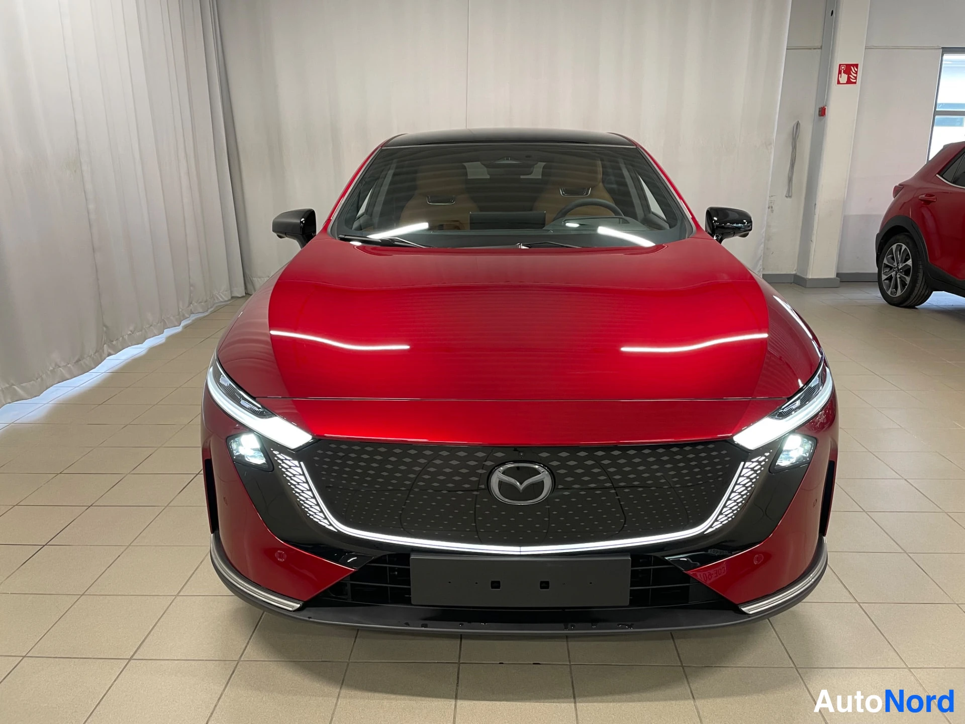 Punainen Mazda Mazda6e 2026, edestä, kuva 4