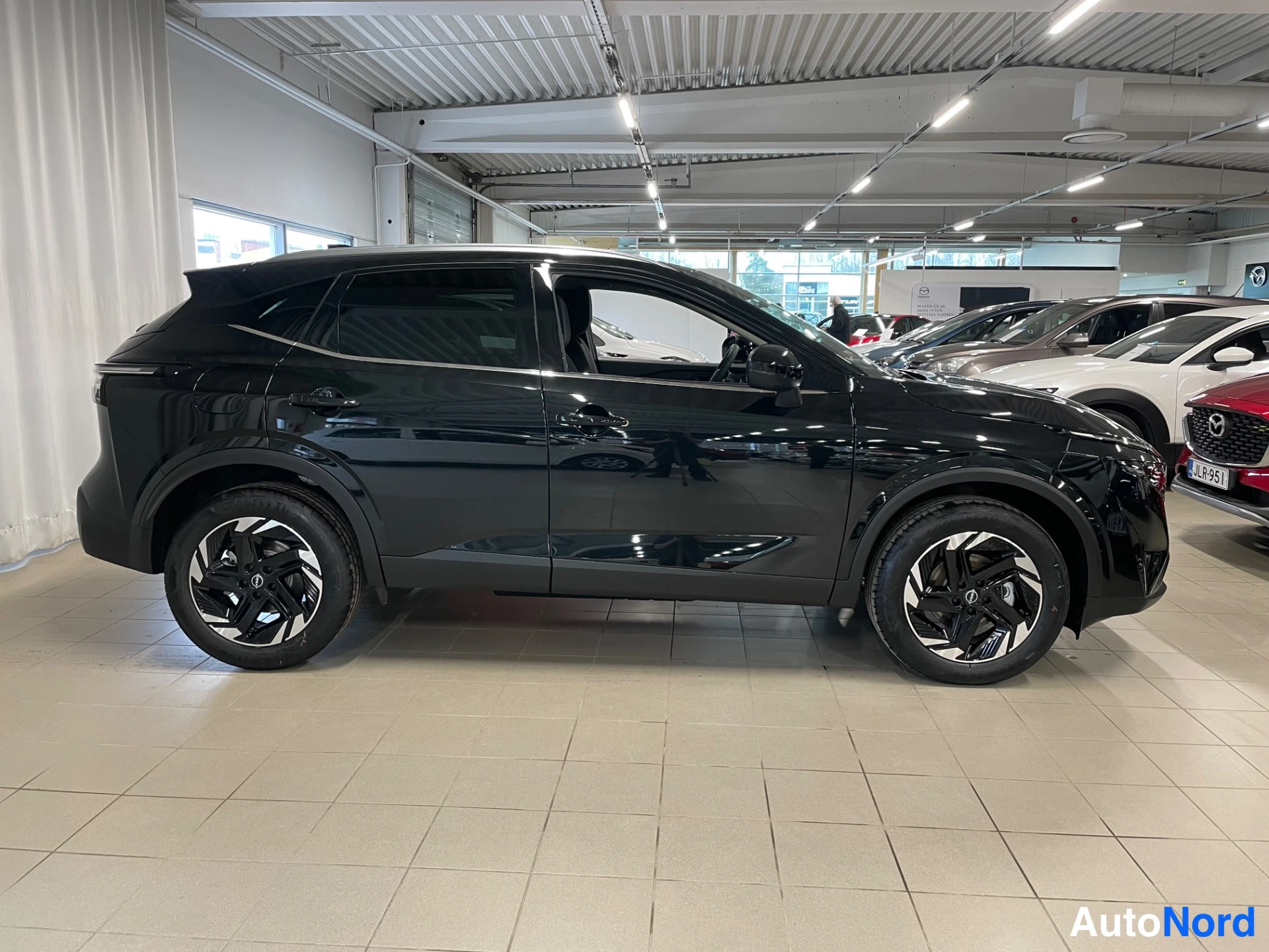 Black Nissan Qashqai 2026, side, photo 5