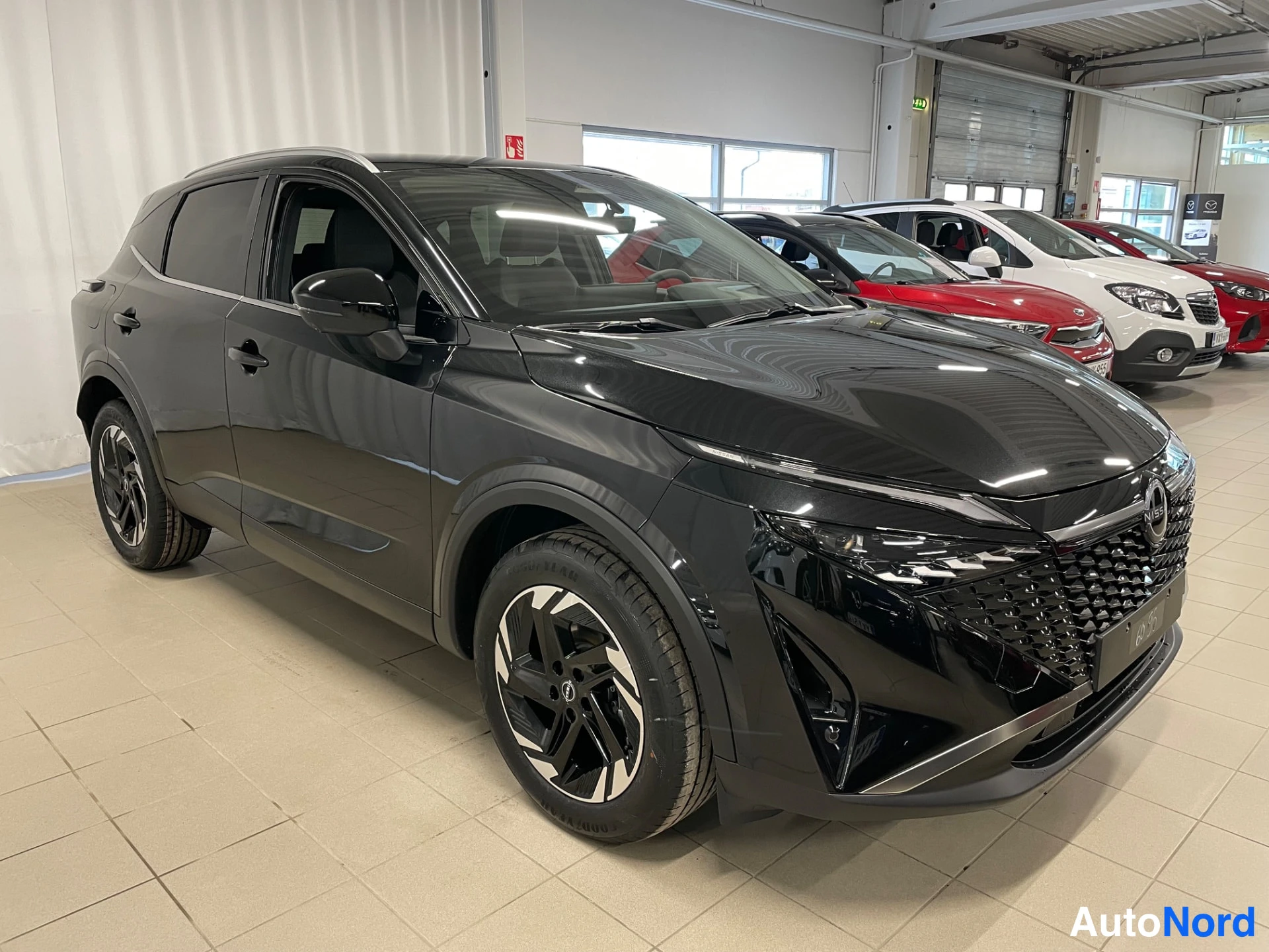 Black Nissan Qashqai 2026, front three-quarter, nose to the right, photo 2
