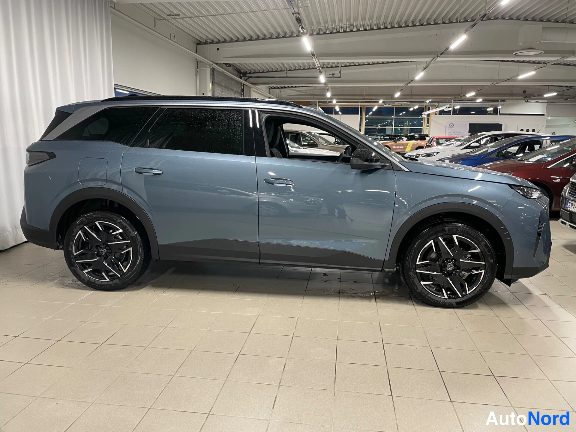 Sininen Peugeot 5008 2026, sivulta, kuva 4