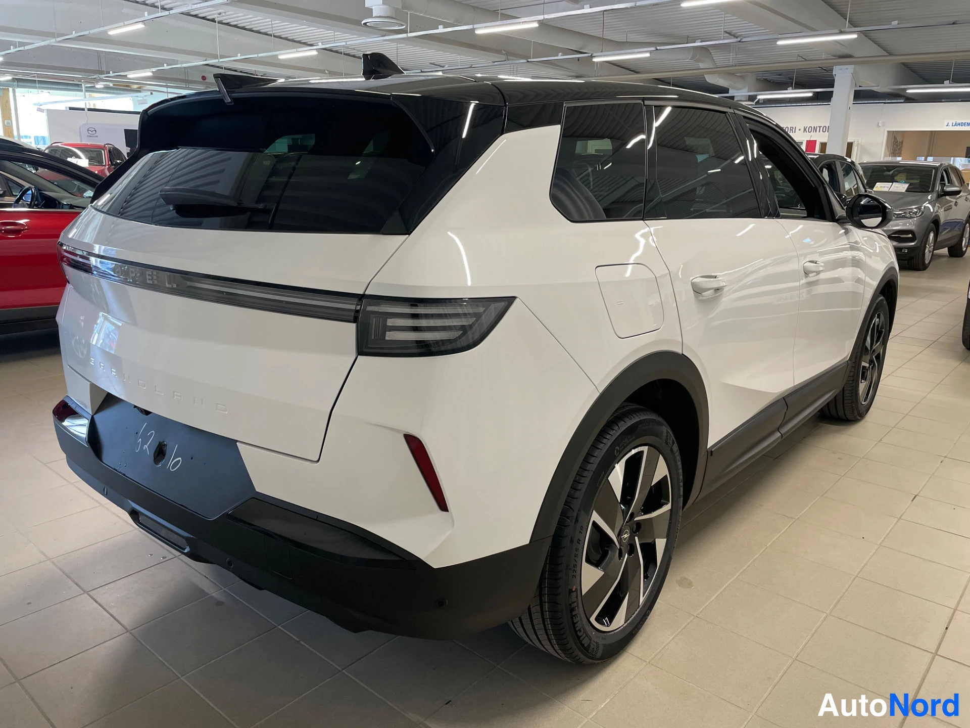 White Opel Grandland 2026, rear three-quarter, photo 7
