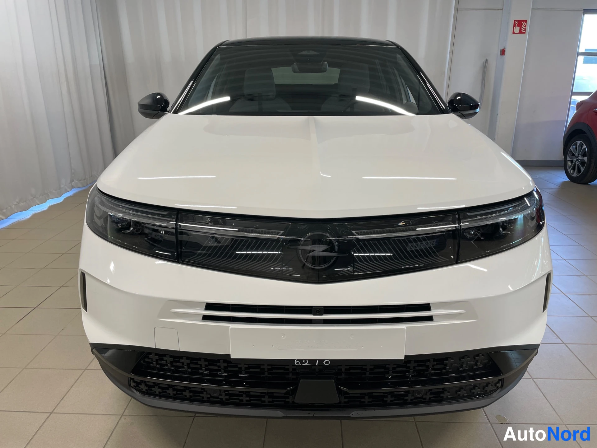 White Opel Grandland 2026, front, photo 4