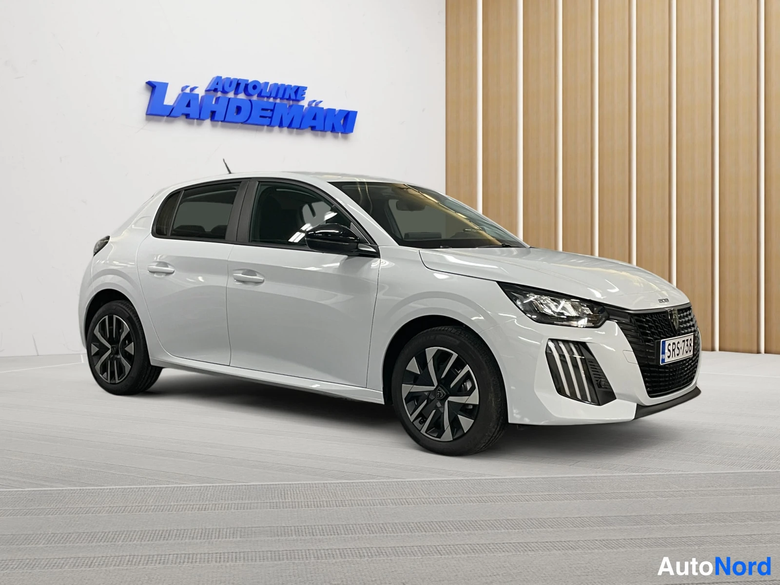 Valkoinen Peugeot 208 2026, etuviisto, keula oikealle, kuva 3