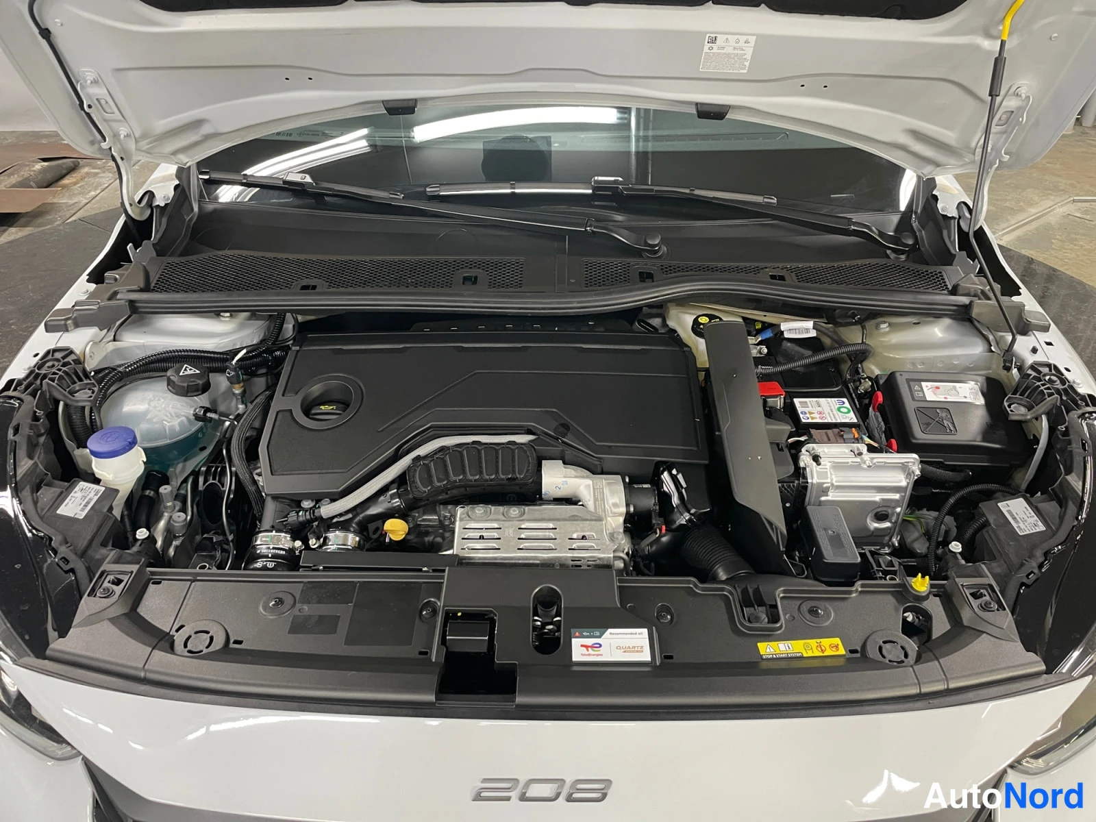 Valkoinen Peugeot 208 2026, kuva 17